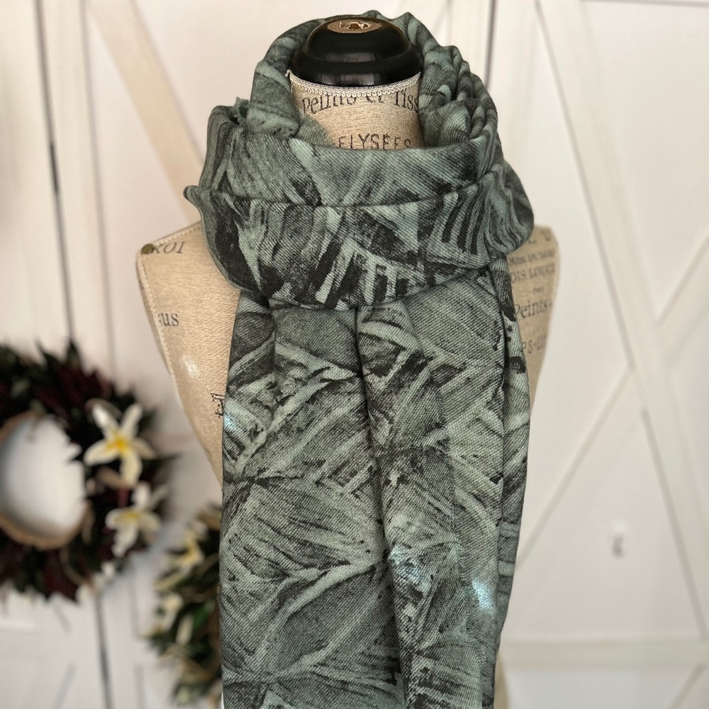 Greeen scarf with Polynesian design